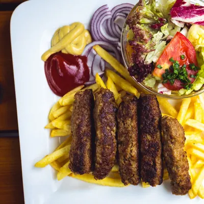 Ćevapi sa pomfritom i salatom