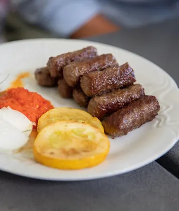 Ćevapi sa prilogom
